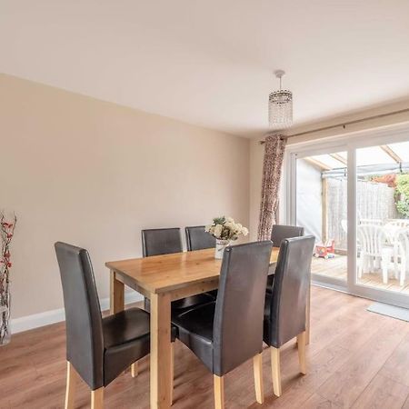 3-Bed Family Home With Parking & Large Garden Windsor Esterno foto