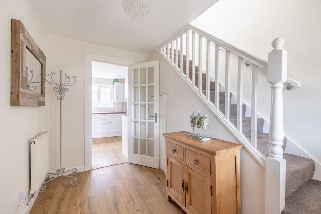 3-Bed Family Home With Parking & Large Garden Windsor Esterno foto
