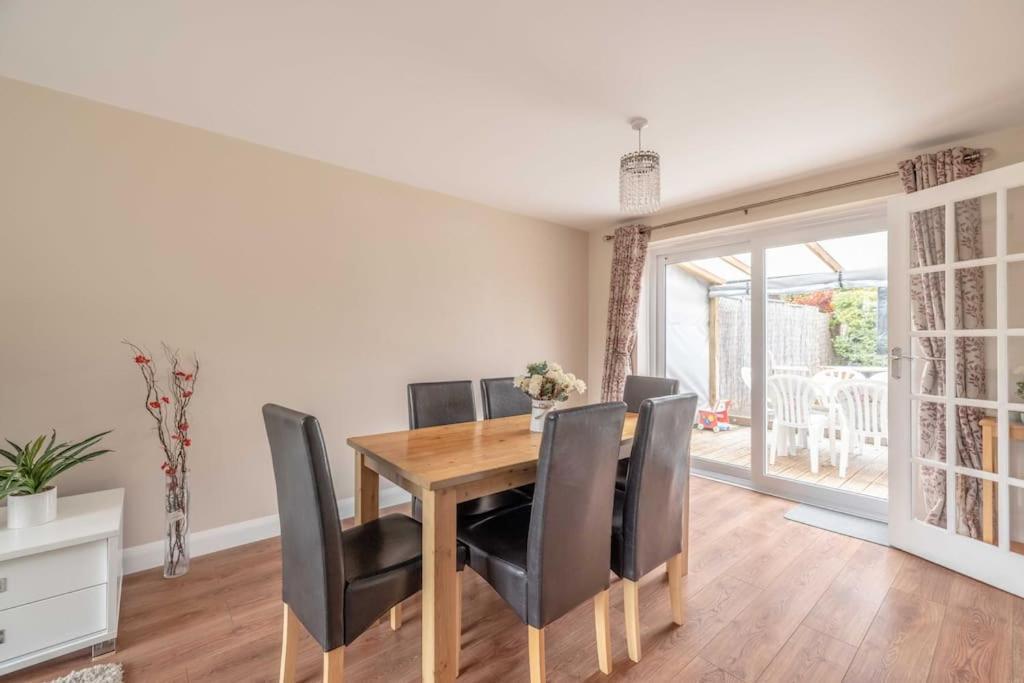 3-Bed Family Home With Parking & Large Garden Windsor Esterno foto
