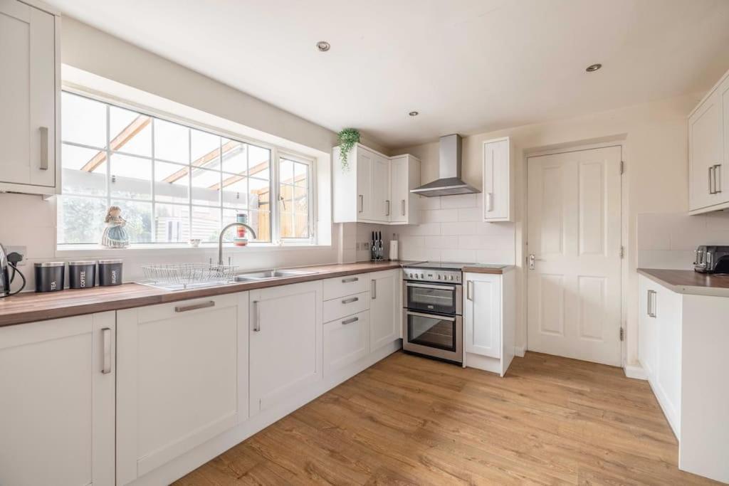 3-Bed Family Home With Parking & Large Garden Windsor Esterno foto