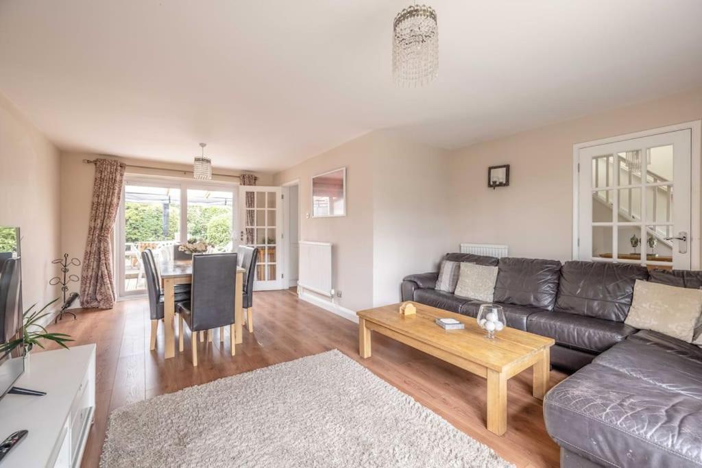 3-Bed Family Home With Parking & Large Garden Windsor Esterno foto