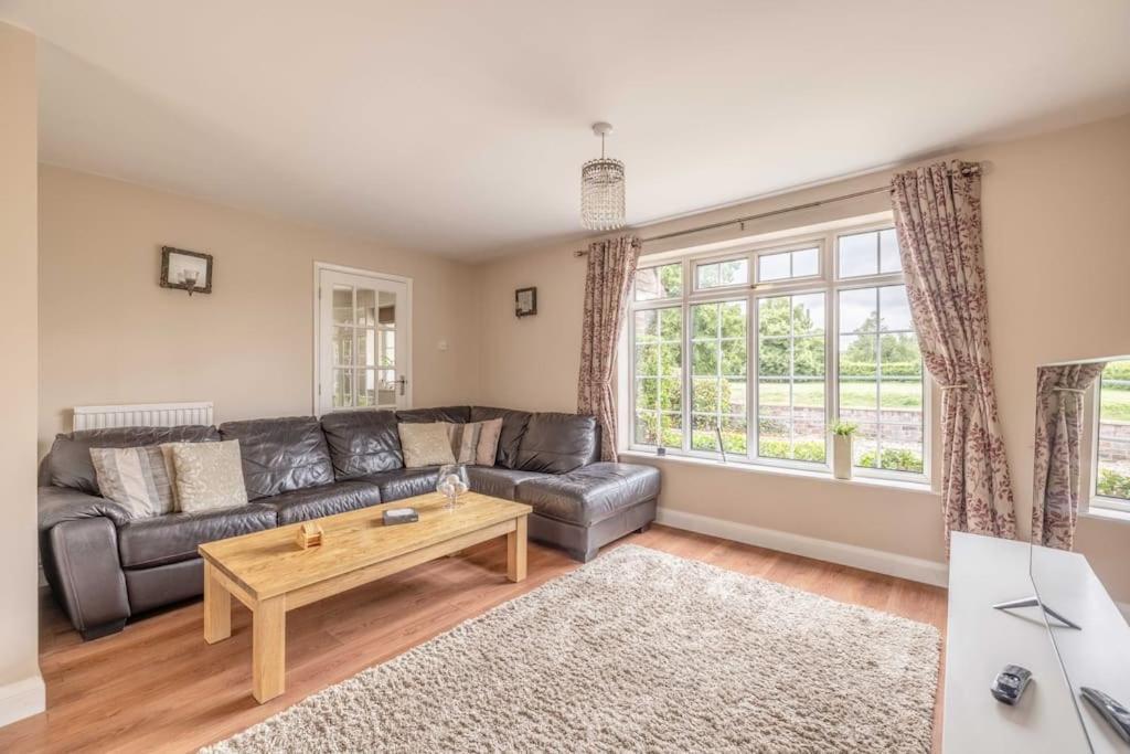 3-Bed Family Home With Parking & Large Garden Windsor Esterno foto