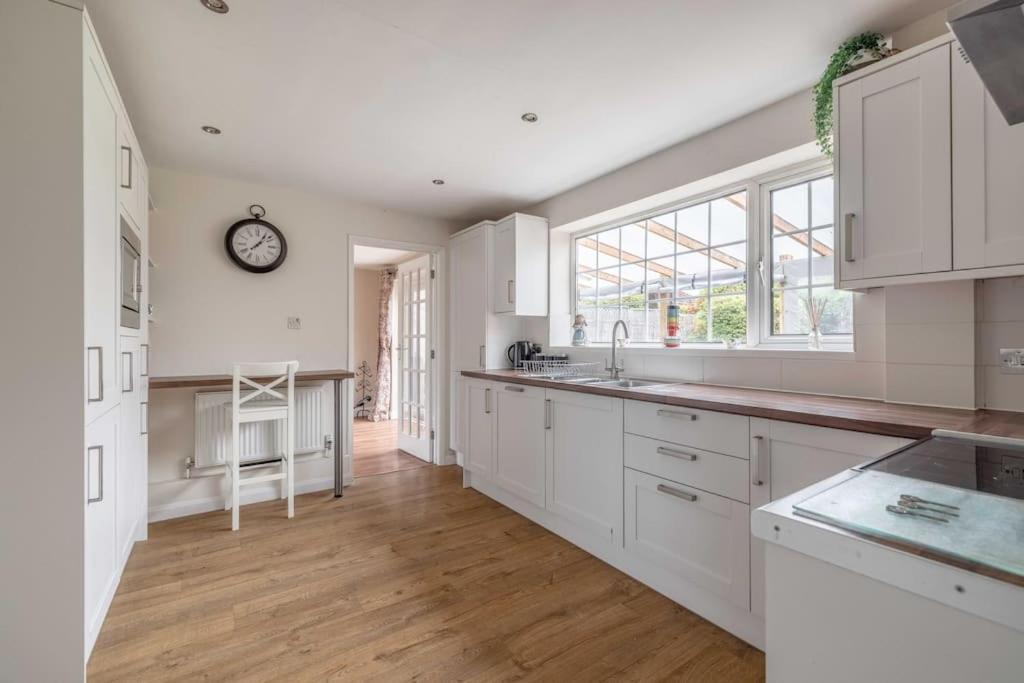 3-Bed Family Home With Parking & Large Garden Windsor Esterno foto